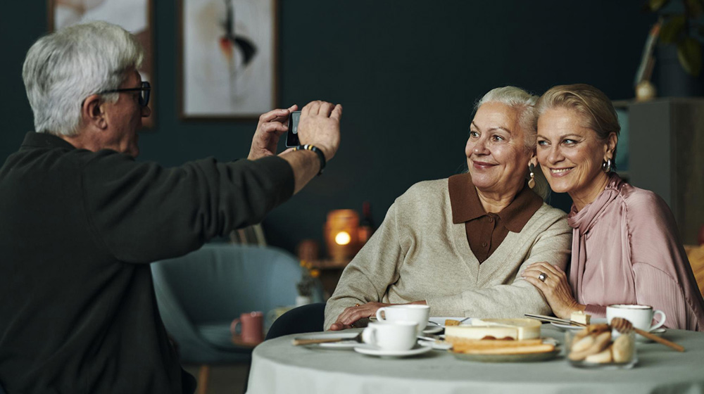 Groupe d'amis senior