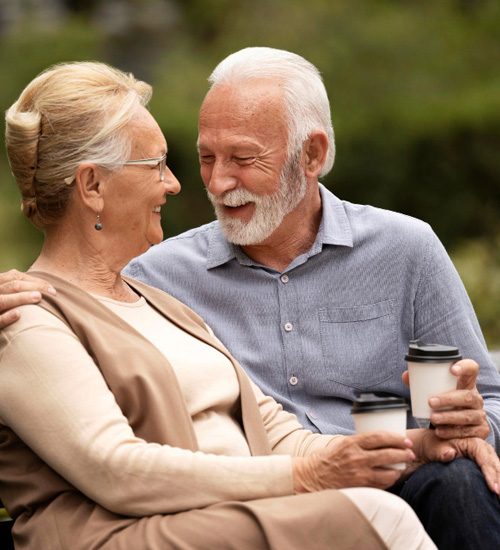 Couple senior partageant un moment ensemble